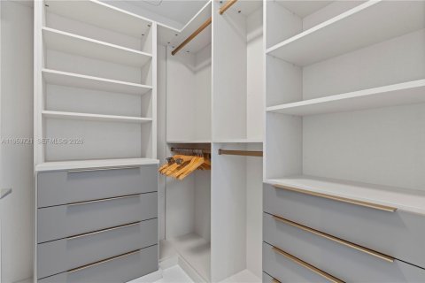 Condo in Miami, Florida, 2 bedrooms  № 2025103 - photo 14