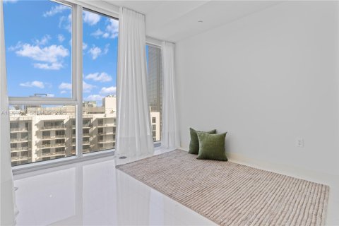 Condo in Miami, Florida, 2 bedrooms  № 2025103 - photo 18