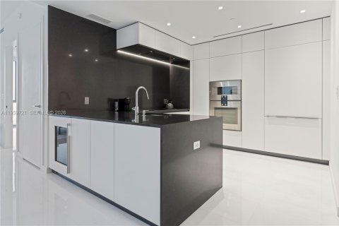 Condo in Miami, Florida, 2 bedrooms  № 2025103 - photo 7