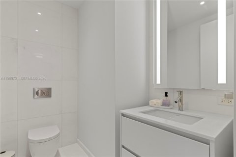 Condo in Miami, Florida, 2 bedrooms  № 2025103 - photo 9