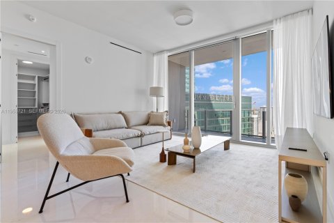 Condo in Miami, Florida, 2 bedrooms  № 2025103 - photo 2