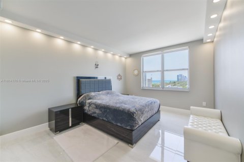 Condominio en venta en Hallandale Beach, Florida, 3 dormitorios, 161.65 m2 № 1762870 - foto 16