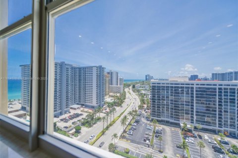 Condominio en venta en Hallandale Beach, Florida, 3 dormitorios, 161.65 m2 № 1762870 - foto 19