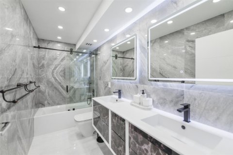 Condominio en venta en Hallandale Beach, Florida, 3 dormitorios, 161.65 m2 № 1762870 - foto 15