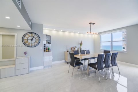Condominio en venta en Hallandale Beach, Florida, 3 dormitorios, 161.65 m2 № 1762870 - foto 4
