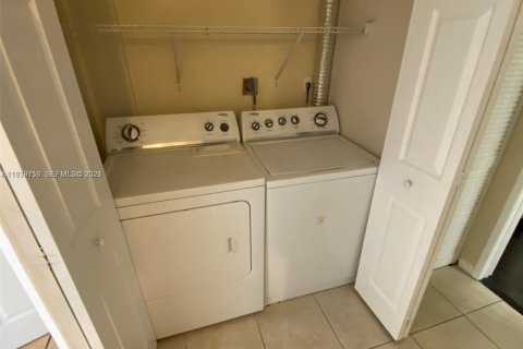 Снять в аренду кондоминиум в Майами, Флорида 2 спальни, 80.45м2, № 2047655 - фото 15