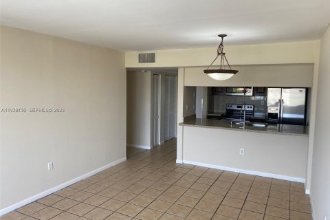 Снять в аренду кондоминиум в Майами, Флорида 2 спальни, 80.45м2, № 2047655 - фото 6