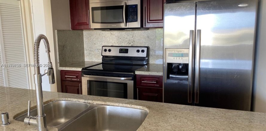 Кондоминиум с 2 спальнями в Майами, Флорида № 2047655