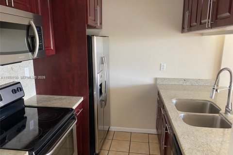 Снять в аренду кондоминиум в Майами, Флорида 2 спальни, 80.45м2, № 2047655 - фото 2