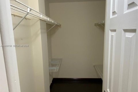 Снять в аренду кондоминиум в Майами, Флорида 2 спальни, 80.45м2, № 2047655 - фото 13