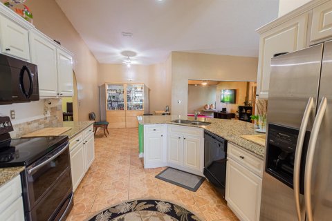 House in Port St. Lucie, Florida 4 bedrooms, 246.84 sq.m. № 2190988 - photo 7