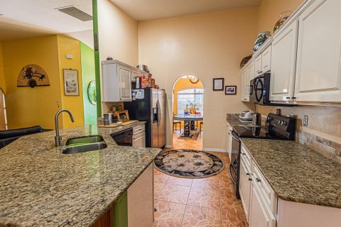 House in Port St. Lucie, Florida 4 bedrooms, 246.84 sq.m. № 2190988 - photo 6