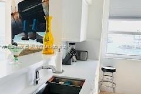 Condo in Miami Beach, Florida, 2 bedrooms  № 1852283 - photo 6