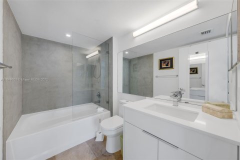 Condo in Miami Beach, Florida, 2 bedrooms  № 1852283 - photo 15