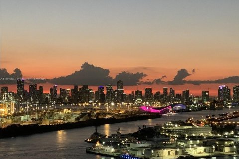 Condo in Miami Beach, Florida, 2 bedrooms  № 1852283 - photo 1