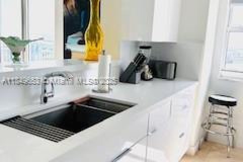 Condo in Miami Beach, Florida, 2 bedrooms  № 1852283 - photo 7