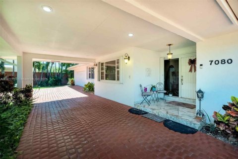 House in Miami, Florida 5 bedrooms, 336.49 sq.m. № 1788702 - photo 8