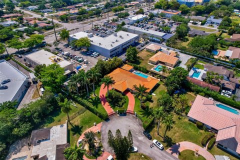 House in Miami, Florida 5 bedrooms, 336.49 sq.m. № 1788702 - photo 16