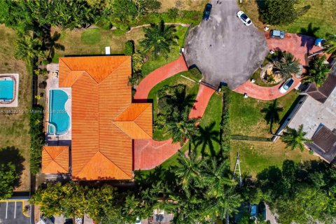 House in Miami, Florida 5 bedrooms, 336.49 sq.m. № 1788702 - photo 15