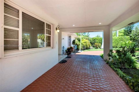 House in Miami, Florida 5 bedrooms, 336.49 sq.m. № 1788702 - photo 6