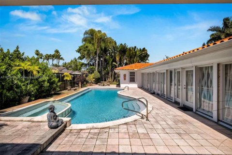 House in Miami, Florida 5 bedrooms, 336.49 sq.m. № 1788702 - photo 24