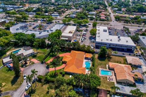 House in Miami, Florida 5 bedrooms, 336.49 sq.m. № 1788702 - photo 12