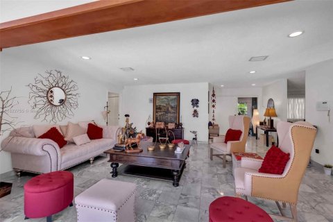 House in Miami, Florida 5 bedrooms, 336.49 sq.m. № 1788702 - photo 29