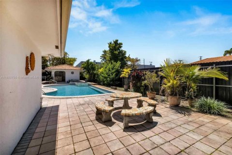 House in Miami, Florida 5 bedrooms, 336.49 sq.m. № 1788702 - photo 20