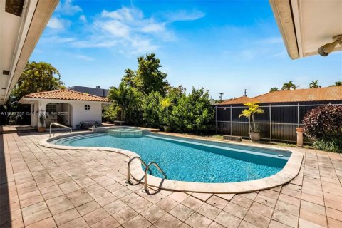 House in Miami, Florida 5 bedrooms, 336.49 sq.m. № 1788702 - photo 21