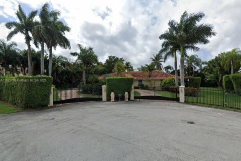 House in Miami, Florida 5 bedrooms, 336.49 sq.m. № 1788702 - photo 1