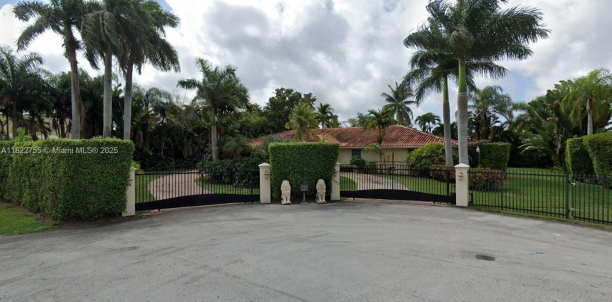 House in Miami, Florida 5 bedrooms, 336.49 sq.m. № 1788702