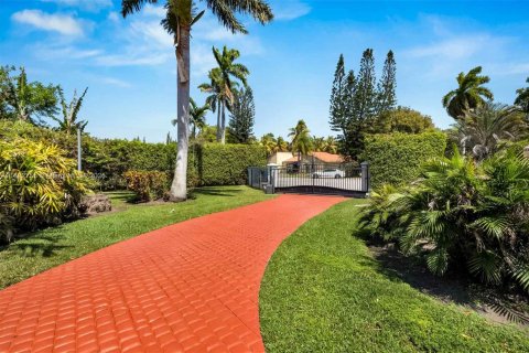 House in Miami, Florida 5 bedrooms, 336.49 sq.m. № 1788702 - photo 3