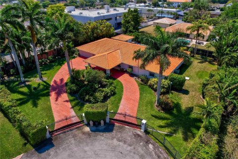 House in Miami, Florida 5 bedrooms, 336.49 sq.m. № 1788702 - photo 14
