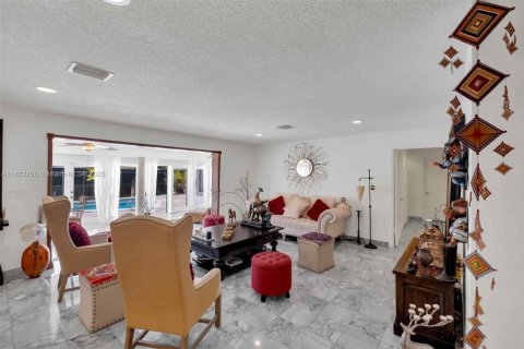 House in Miami, Florida 5 bedrooms, 336.49 sq.m. № 1788702 - photo 28