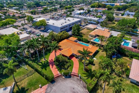 House in Miami, Florida 5 bedrooms, 336.49 sq.m. № 1788702 - photo 10