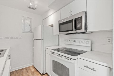 Condo in Miami Beach, Florida, 1 bedroom  № 2048458 - photo 12