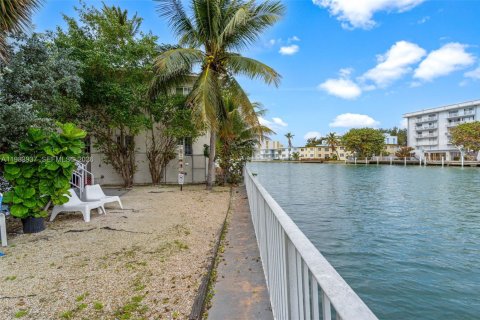 Condo in Miami Beach, Florida, 1 bedroom  № 2048458 - photo 21