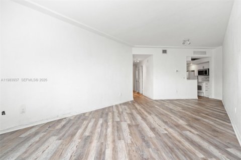 Condo in Miami Beach, Florida, 1 bedroom  № 2048458 - photo 8