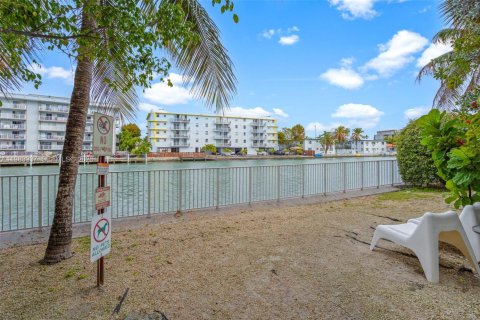 Condo in Miami Beach, Florida, 1 bedroom  № 2048458 - photo 20