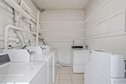 Condo in Miami Beach, Florida, 1 bedroom  № 2048458 - photo 18