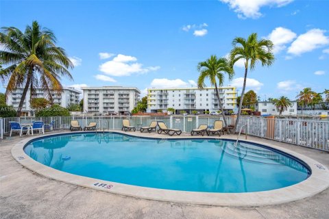 Condo in Miami Beach, Florida, 1 bedroom  № 2048458 - photo 19
