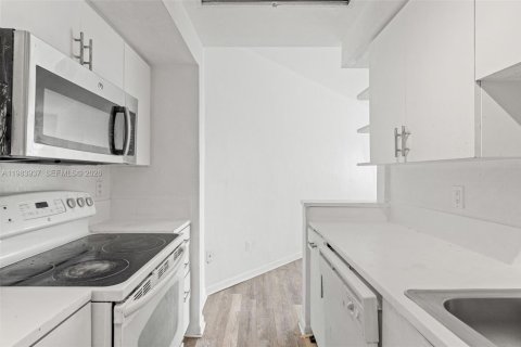 Condo in Miami Beach, Florida, 1 bedroom  № 2048458 - photo 13