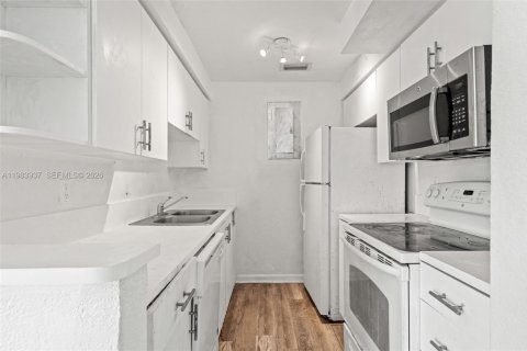 Condo in Miami Beach, Florida, 1 bedroom  № 2048458 - photo 11