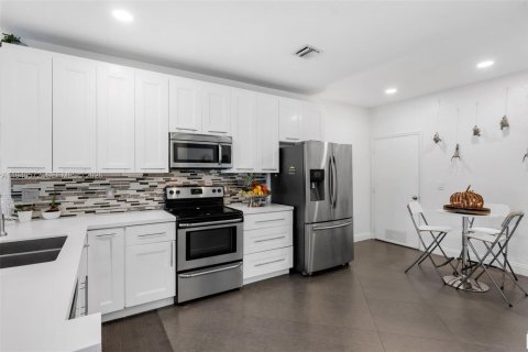 Снять в аренду виллу или дом в Дирфилд-Бич, Флорида 3 спальни, 128.95м2, № 2003824 - фото 10