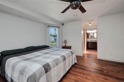 House in North Port, Florida 4 bedrooms, 222.04 sq.m. № 1642409 - photo 10