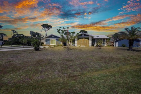 House in North Port, Florida 4 bedrooms, 222.04 sq.m. № 1642409 - photo 3