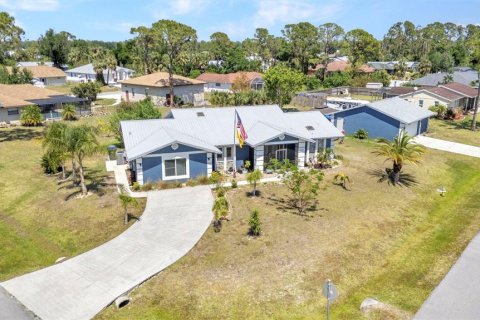 House in North Port, Florida 4 bedrooms, 222.04 sq.m. № 1642409 - photo 1