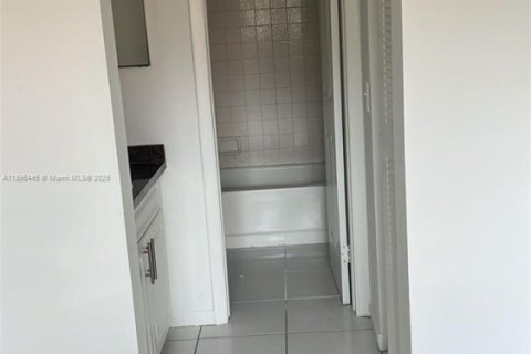 Condominio en venta en Miami, Florida, 3 dormitorios, 92.25 m2 № 1948212 - foto 16