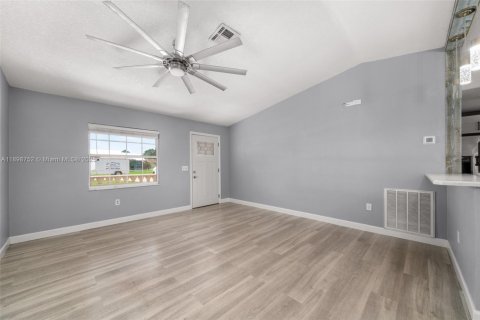 House in Sebring, Florida 3 bedrooms № 1950586 - photo 12