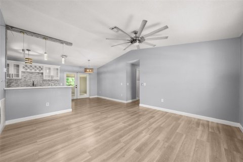 House in Sebring, Florida 3 bedrooms № 1950586 - photo 11